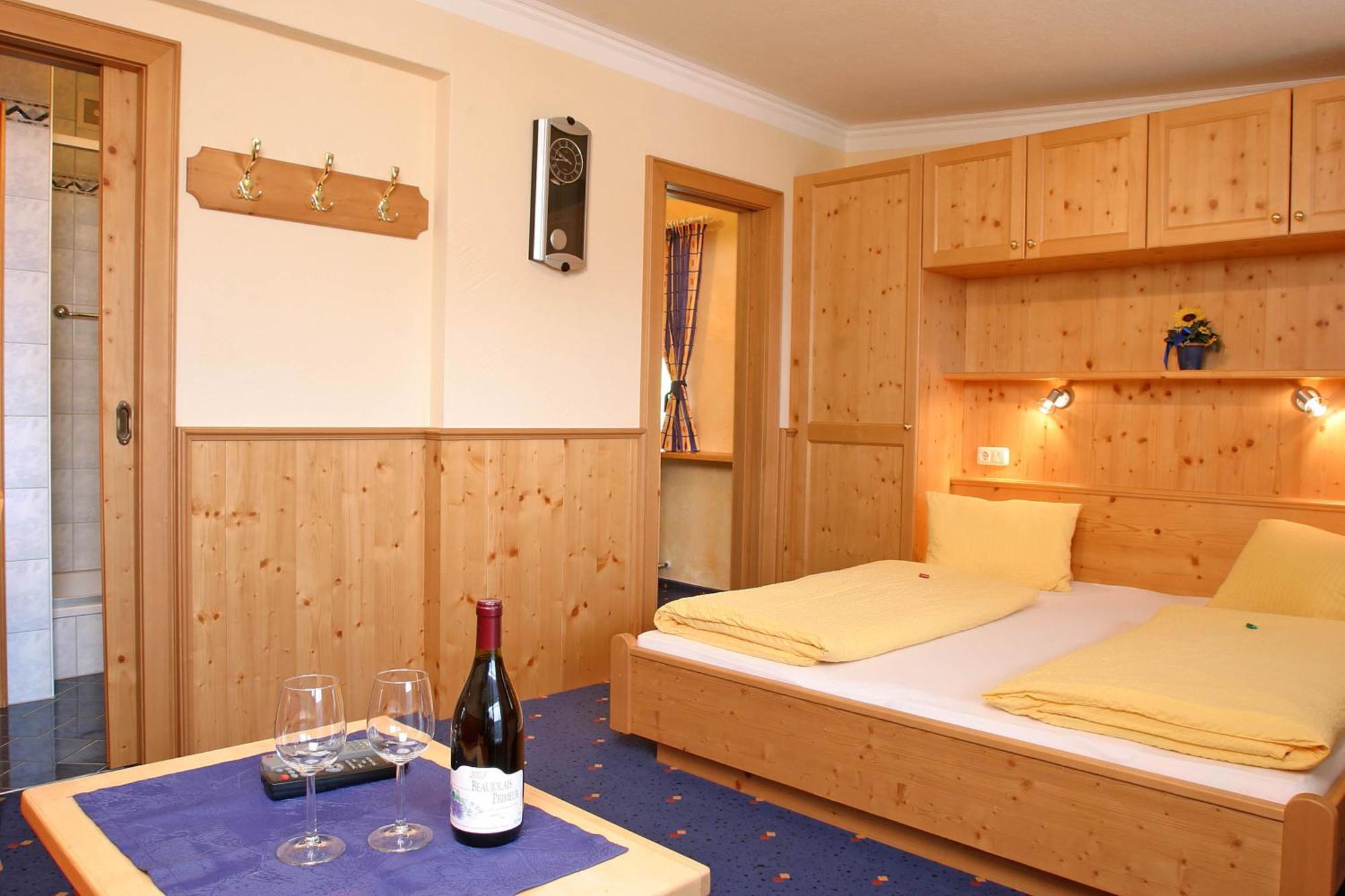 Pension Sonneck Neukirchen am Großvenediger Exterior photo